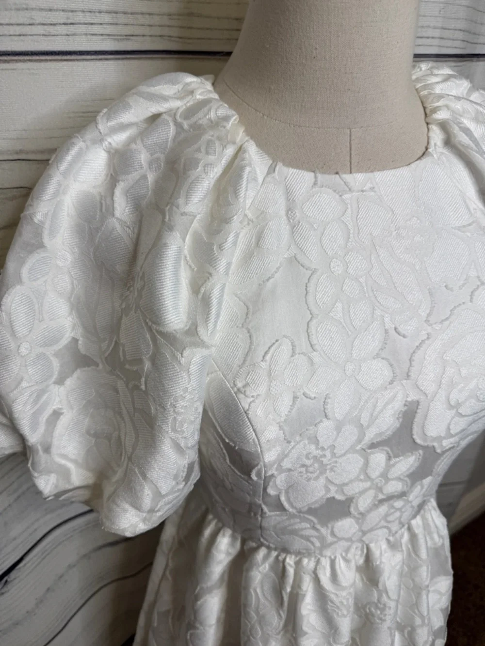 Lilly Pulitzer White floral textured dress with puff sleeves - Picture 3 of 6